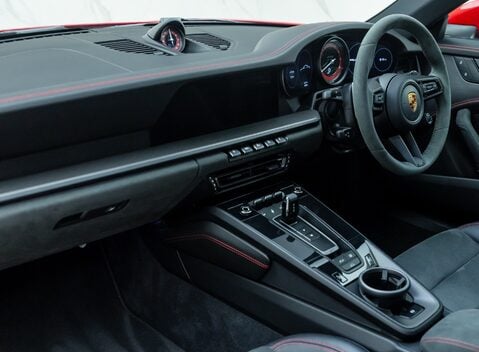 Porsche 911 Carrera 4 GTS (992) 19