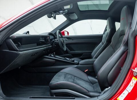 Porsche 911 Carrera 4 GTS (992) 18