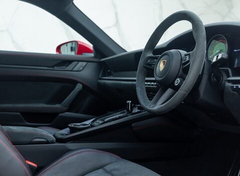 Porsche 911 Carrera 4 GTS (992) 13