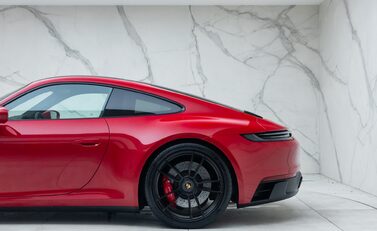 Porsche 911 Carrera 4 GTS (992) 36