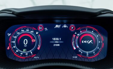 Aston Martin DBX 707 22