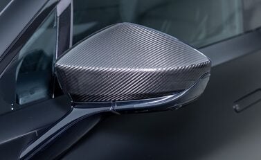 Aston Martin DBX 707 32