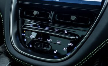 Aston Martin DBX 707 20