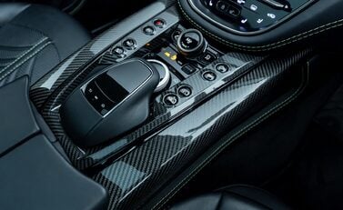 Aston Martin DBX 707 21