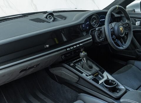 Porsche 911 GT3 RS (992) 21