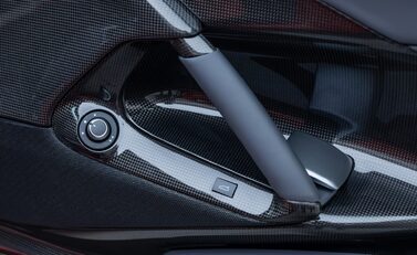 Ferrari 812 Competizione 32