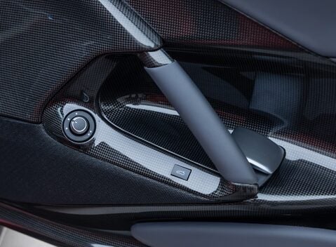 Ferrari 812 Competizione 32