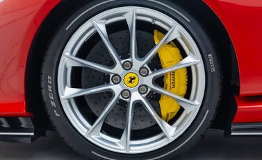 Ferrari 812 Competizione 33