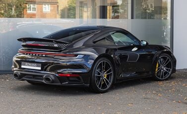 Porsche 911 Turbo S (992) 4