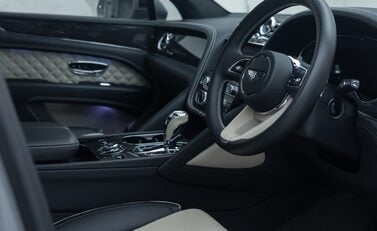 Bentley Bentayga V8 AZURE 13