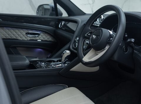 Bentley Bentayga V8 AZURE 13