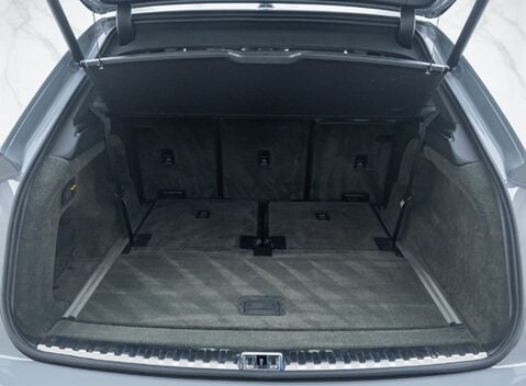 Bentley Bentayga V8 AZURE 44