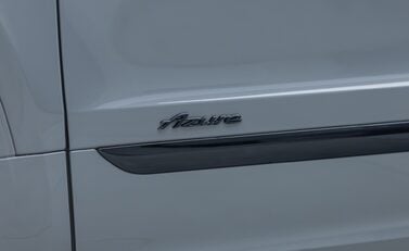 Bentley Bentayga V8 AZURE 37