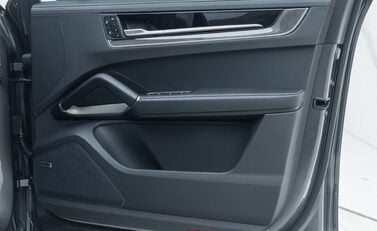 Porsche Cayenne TURBO E-HYBRID 27