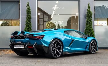 Lamborghini Revuelto 4
