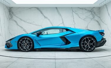 Lamborghini Revuelto 5