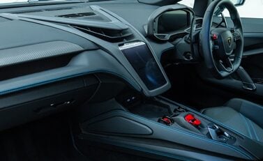 Lamborghini Revuelto 17