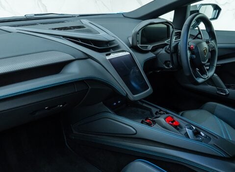 Lamborghini Revuelto 17