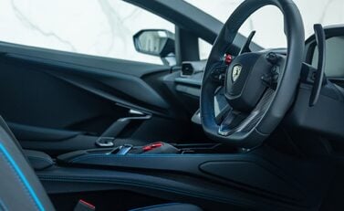 Lamborghini Revuelto 13