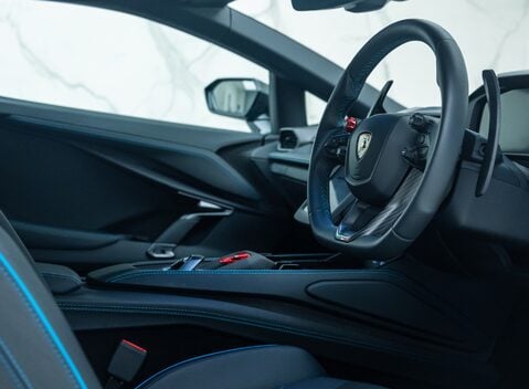 Lamborghini Revuelto 13