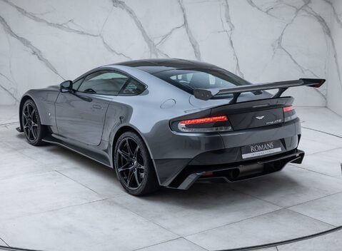 Aston Martin Vantage GT8 12