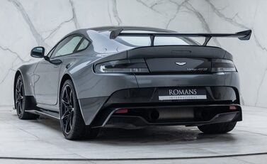 Aston Martin Vantage GT8 10