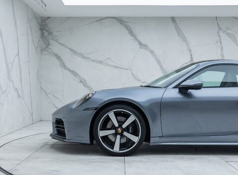 Porsche 911 Carrera (992.2) 38