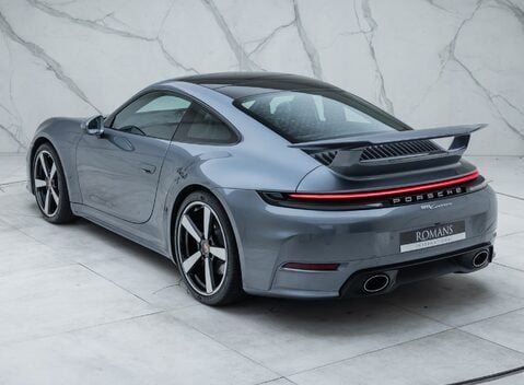 Porsche 911 Carrera (992.2) 12