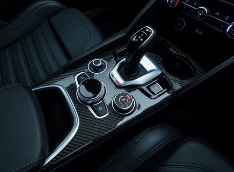 Alfa Romeo Giulia QUADRIFOGLIO 26