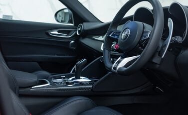 Alfa Romeo Giulia QUADRIFOGLIO 13