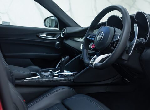 Alfa Romeo Giulia QUADRIFOGLIO 13