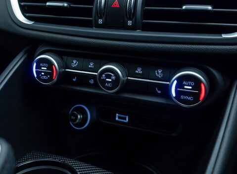 Alfa Romeo Giulia QUADRIFOGLIO 25