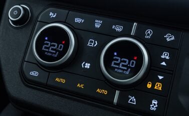 Land Rover Defender 110 V8 CARPATHIAN EDITION Urban 25