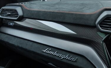 Lamborghini Urus PERFORMANTE 25