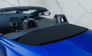 Aston Martin V12 Vantage ROADSTER 40
