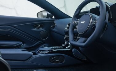 Aston Martin V12 Vantage ROADSTER 16