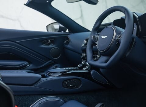 Aston Martin V12 Vantage ROADSTER 16