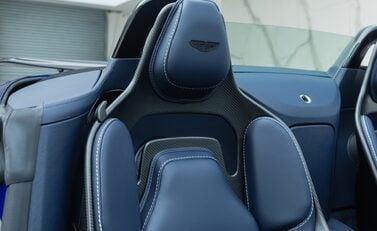 Aston Martin V12 Vantage ROADSTER 19