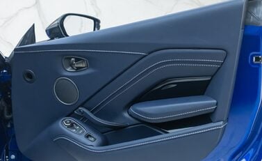 Aston Martin V12 Vantage ROADSTER 29