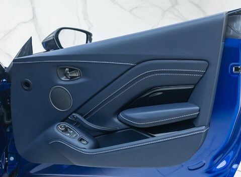Aston Martin V12 Vantage ROADSTER 29