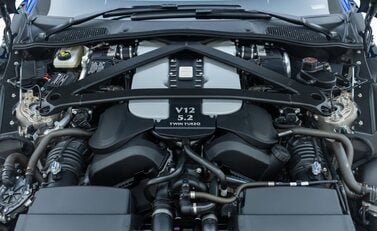 Aston Martin V12 Vantage ROADSTER 51