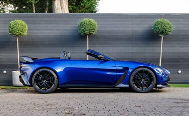 Aston Martin V12 Vantage ROADSTER 3