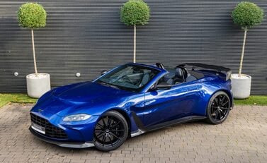 Aston Martin V12 Vantage ROADSTER 2