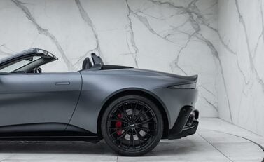Aston Martin V8 Vantage ROADSTER 38