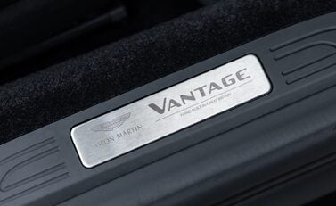 Aston Martin V8 Vantage ROADSTER 28
