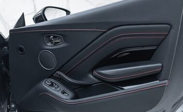 Aston Martin V8 Vantage ROADSTER 29