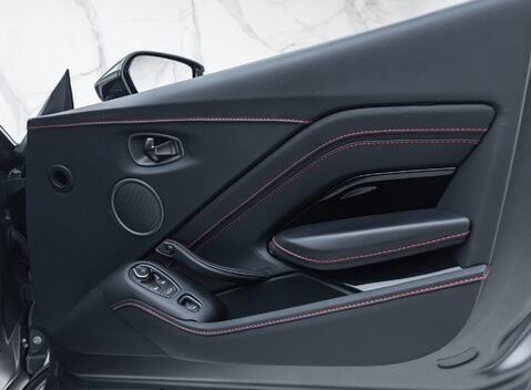 Aston Martin V8 Vantage ROADSTER 29