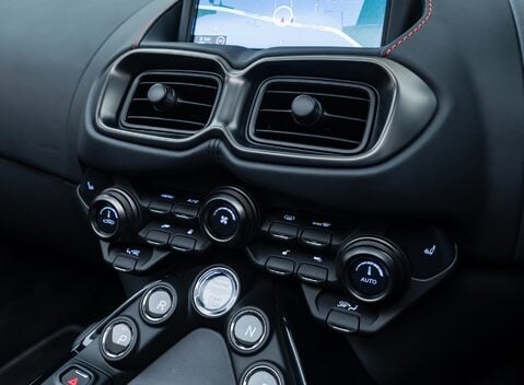 Aston Martin V8 Vantage ROADSTER 25