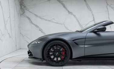 Aston Martin V8 Vantage ROADSTER 37