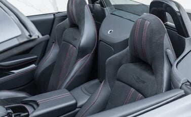 Aston Martin V8 Vantage ROADSTER 34